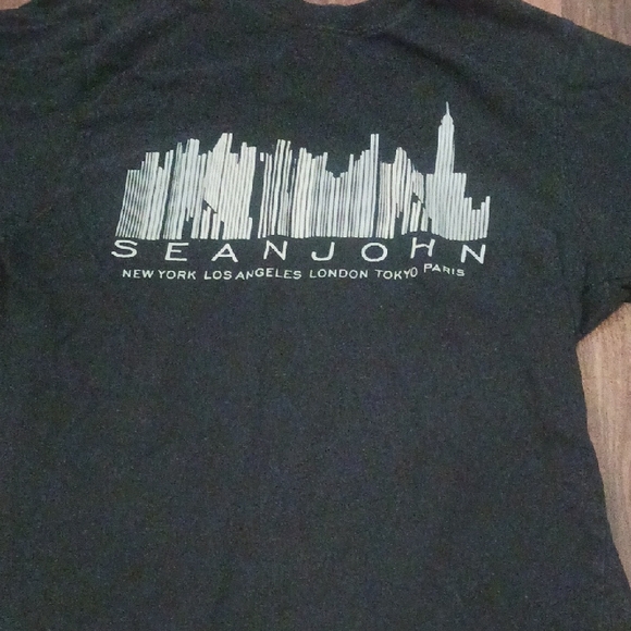 Sean John Black Tee with Cityscape Design - Picture 2 of 5